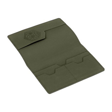 M‑Tac Pascover i polymerkompositt med rom for plastkort og stilfullt logo, beskytter pass mot slitasje og skader. Størrelse 13,5 x 10 cm.