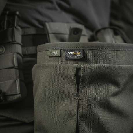 M-Tac Magasinsæk Dump Pouch Lite Elite montert, med Cordura 500D-materiale og hurtiglukkesystem.