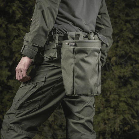 M‑Tac Magasinsæk Dump Pouch Lite Elite montert på belte for rask magasinoppbevaring under utendørsaktiviteter.