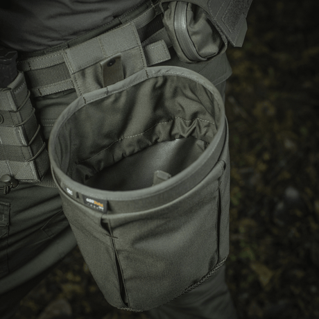 M‑Tac Magasinsæk Dump Pouch Lite Elite montert på belte, laget av holdbart Cordura 500D-materiale med hurtiglukkesystem og drenering.