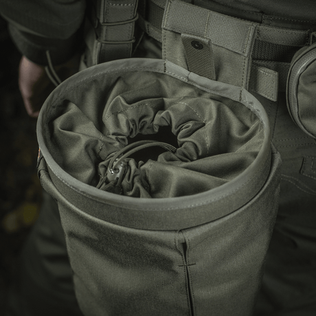 M‑Tac Magasinsæk Dump Pouch Lite Elite montert på belte, viser robust Cordura 500D-materiale og hurtiglukkesystem.