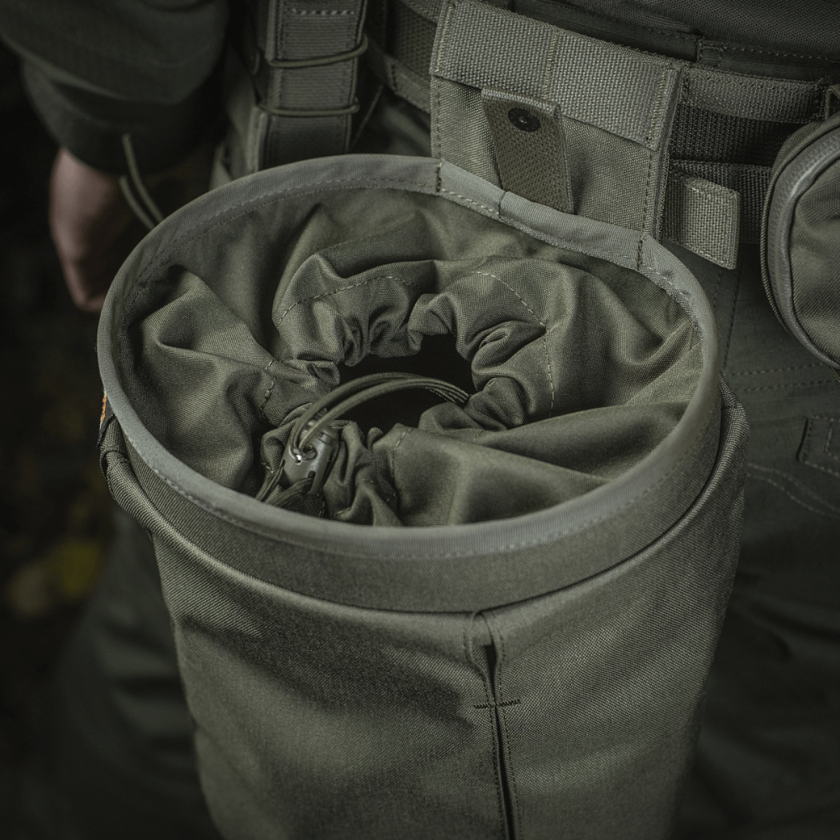 M‑Tac Magasinsæk Dump Pouch Lite Elite monteret på MOLLE system med hurtiglukkesystem.