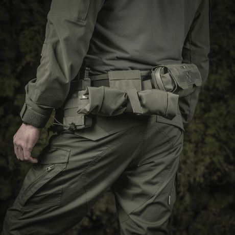 Mann iført taktisk utstyr med M‑Tac Magasinsæk Dump Pouch Lite Elite montert på belte for effektiv magasinhåndtering.