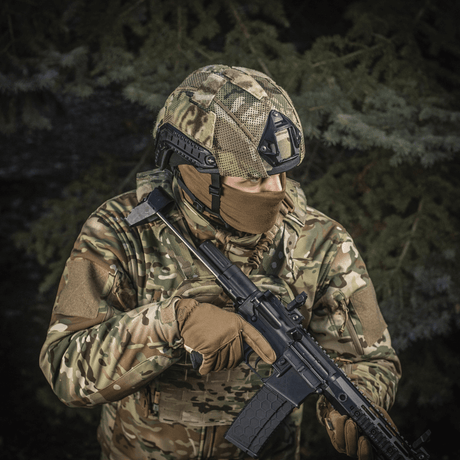 M‑Tac Hjelmcover Shroud Elite i MULTICAM-kamuflasje, brukt på TOR-D-hjelm for optimal kamuflasje og beskyttelse, ute.