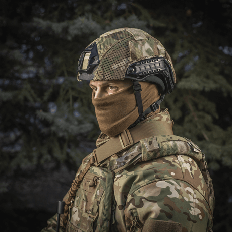 M‑Tac Hjelmcover Shroud Elite i MULTICAM, montert på en TOR-D-hjelm, designet for kamuflasje og beskyttelse med Velcro-paneler.