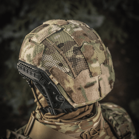 M‑Tac Hjelmcover Shroud Elite i MULTICAM camouflage på en hjelm, laget av Cordura 500D og spesialmesh for optimal beskyttelse.