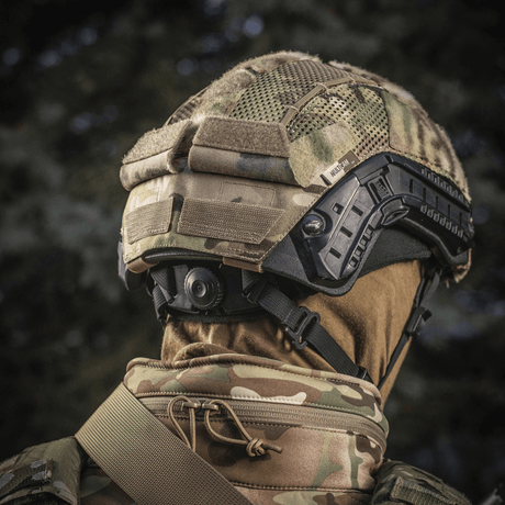 M‑Tac Hjelmcover Shroud Elite på TOR-D hjelm i MULTICAM camo, designet for holdbarhet med Cordura 500D og mesh, med Velcro-paneler og stropper.