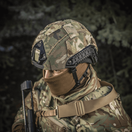 M‑Tac Hjelmcover Shroud Elite i MULTICAM camouflage på en TOR-D hjelm i skogmiljø.