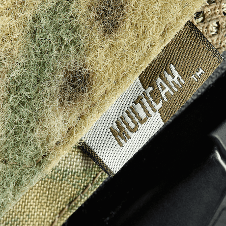 M‑Tac Hjelmcover Shroud Elite med MULTICAM-kamuflasjedesign og Velcro-paneler for optimal kamuflasje og montering av tilbehør.