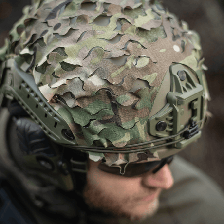 M‑Tac Vilha Hjelmcover FAST på en FAST-hjelm, som viser kamuflasje og beskyttelse i Multicam-mønster, enkel Velcro-festning.