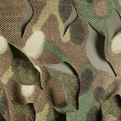 Nærbilde av M‑Tac Vilha Hjelmcover FAST med Multicam-mønster, Cordura 500D materiale, perfekt for kamuflasje og beskyttelse i terreng.