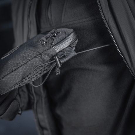 M‑Tac Pocket Bag Elite HEX i bruk, fremhever slitesterkt design og YKK-glidelåser for oppbevaring av småting og EDC-utstyr.