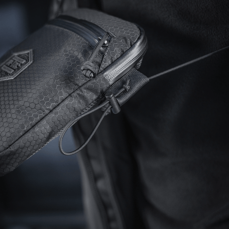 M–Tac Pocket Bag Elite HEX i slitesterkt materiale med YKK-glidelåser, egnet for oppbevaring av EDC-utstyr og småting, vist i bruk.