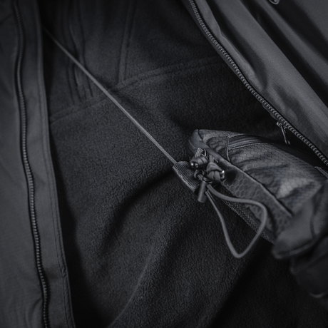 M‑Tac Pocket Bag Elite HEX oppbevart i jakke, slitesterkt materiale, egnet for EDC-utstyr, verktøy og dokumenter.