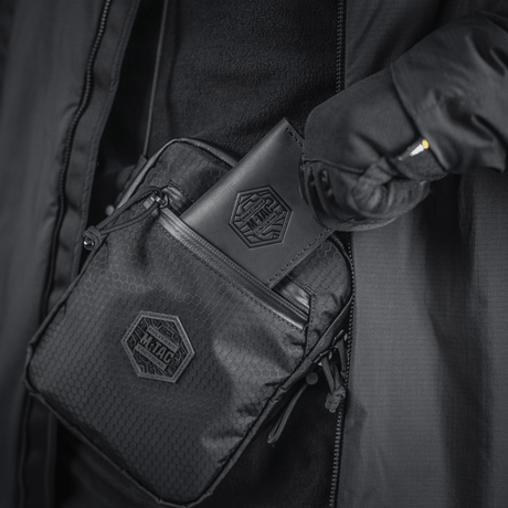 M‑Tac Pocket Bag Elite HEX i slitesterkt materiale med robust YKK-glidelås, egnet for oppbevaring av EDC-utstyr og småting, svart design.