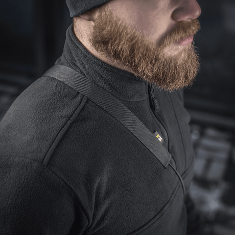 M‑Tac Pocket Bag Elite HEX båres av en mann i slitesterkt materiale med robust konstruksjon, egnet for hverdagsbruk og EDC-utstyr.
