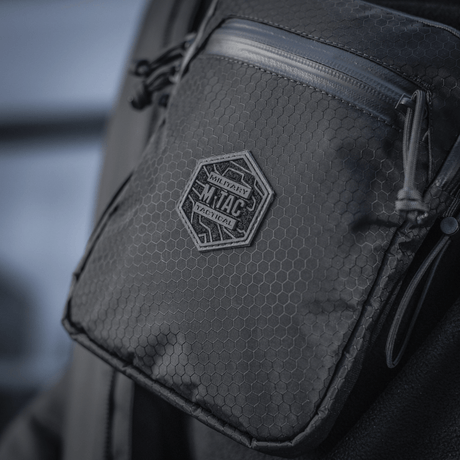 M‑Tac Pocket Bag Elite HEX i bruk, laget av slitesterkt materiale med YKK-glidelåser, ideell for EDC-utstyr og daglig bruk.