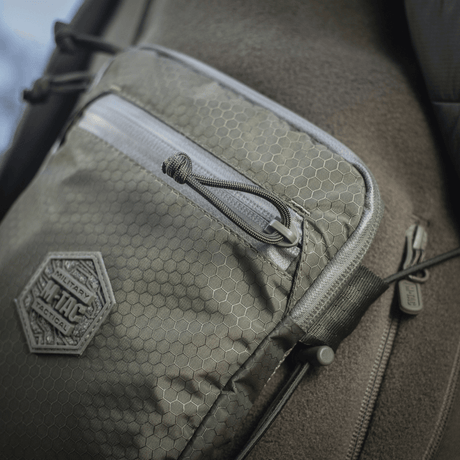 M‑Tac Pocket Bag Elite HEX i slitesterkt materiale med YKK-glidelås, perfekt for oppbevaring av småting og utstyr, kompakt design.