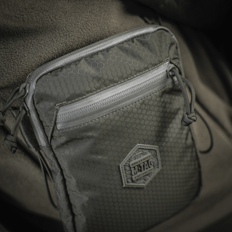 M‑Tac Pocket Bag Elite HEX i holdbart materiale med YKK-glidelåser, kompakt oppbevaringsveske egnet for EDC-utstyr, nøkler og dokumenter.