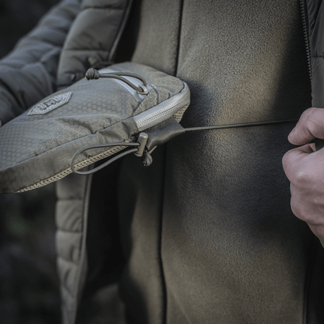 M-Tac Pocket Bag Elite HEX i bruk, robust og kompakt veske med pålitelige YKK-glidelåser for daglig oppbevaring av småting.