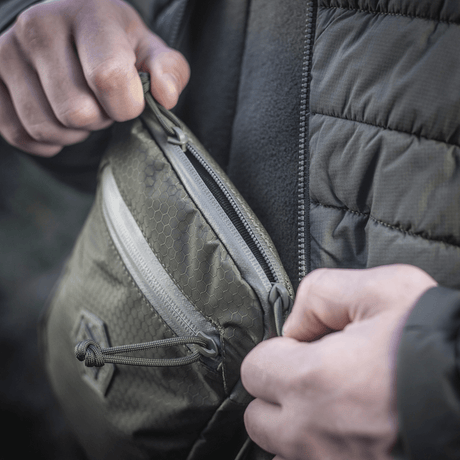 M‑Tac Pocket Bag Elite HEX med holdbare YKK-glidelåser vist som kompakt veske i bruk, egnet for oppbevaring av småting og utstyr.