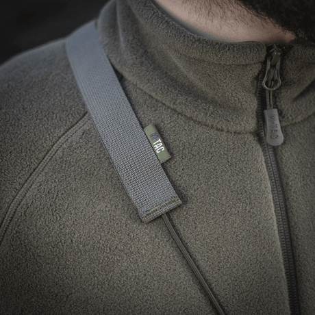 M‑Tac Pocket Bag Elite HEX bærestropp på slitesterk fleecejakke med YKK-glidelås, ideell for EDC-utstyr og hverdagsbruk.