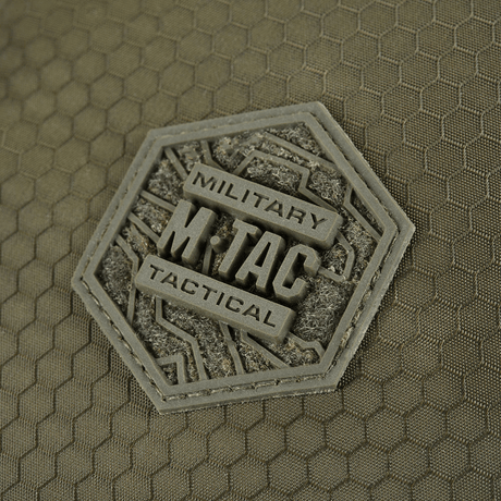 M‑Tac Pocket Bag Elite HEX med holdbart materiale og militær taktikk-logo i hexagon-design.