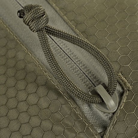 Nærbilde av slitesterk YKK-glidelås på M‑Tac Pocket Bag Elite HEX i hexagonmønster.