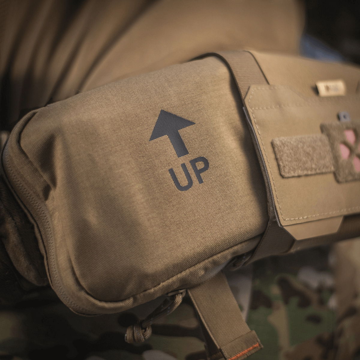 M-Tac Horisontal Medic Lomme Large Elite monteret på udstyr, lavet af robust Cordura 500D, ideel til feltbrug og førstehjælp.