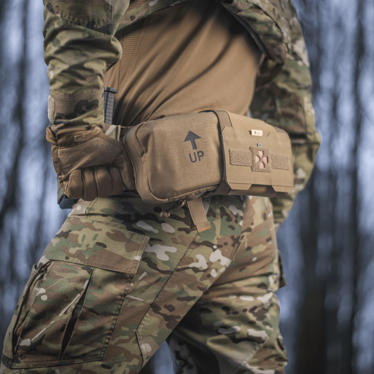 M-Tac Horisontal Medic Lomme Large Elite feltkit i brug udenfor, fastgjort til camouflageudstyr til førstehjælp.