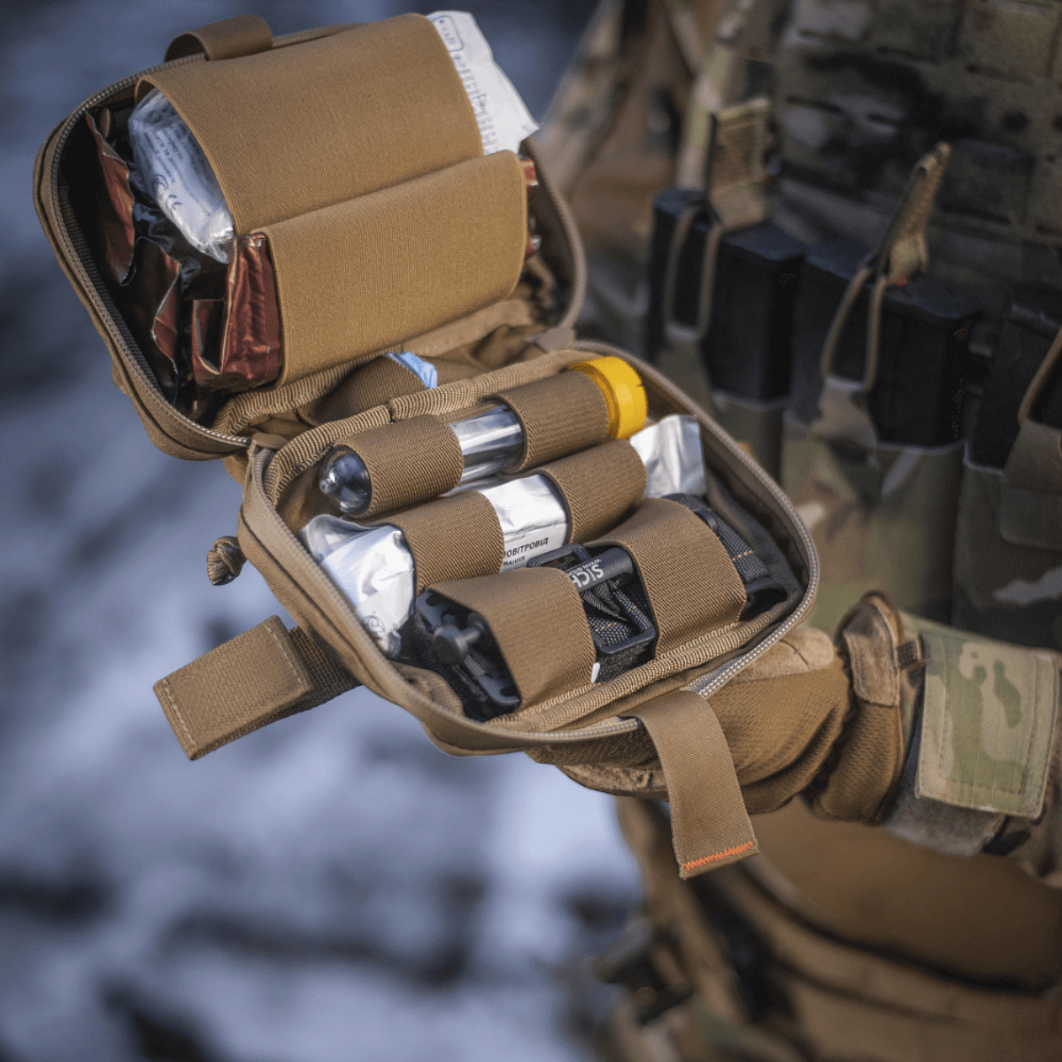 M-Tac Horisontal Medic Lomme Large Elite i brug, viser robust Cordura 500D materiale, perfekt til førstehjælpssituationer.