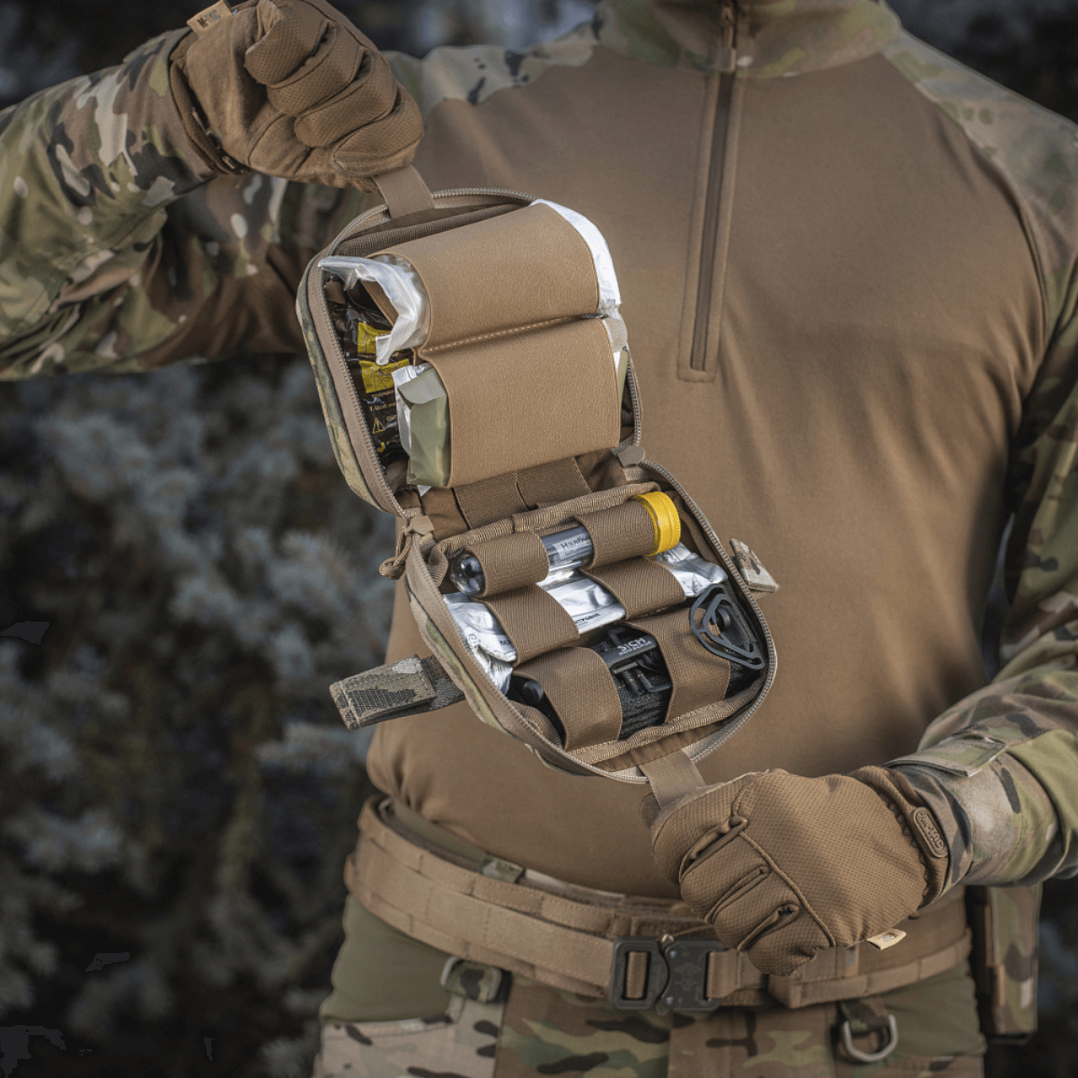 M-Tac Horisontal Medic Lomme Large Elite med organizer til IFAK i holdbart Cordura 500D materiale, vist i brug udendørs.