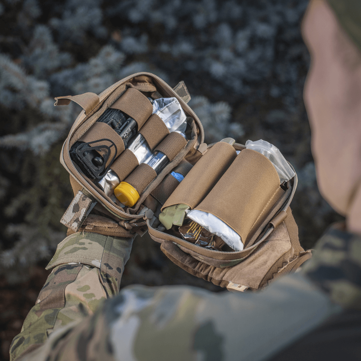 M-Tac Horisontal Medic Lomme Large Elite feltkit til førstehjælp med organiserede lommer og robust Cordura 500D materiale.