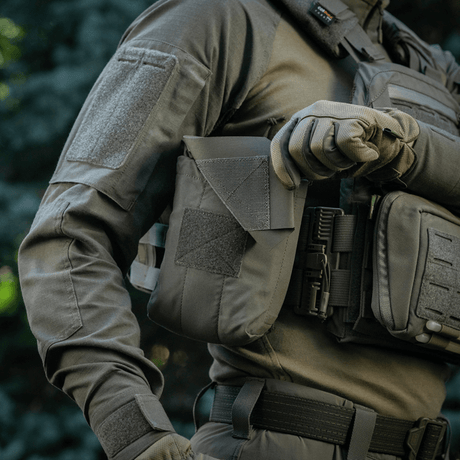 M‑Tac Medic Pouch Vertical Large Elite i bruk på taktisk vest.