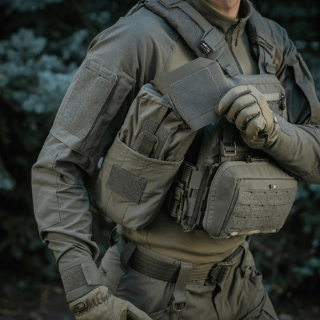 M‑Tac Medic Pouch Vertical Large Elite i bruk i felten, montert på taktisk vest for enkel tilgang til førstehjelpsutstyr.