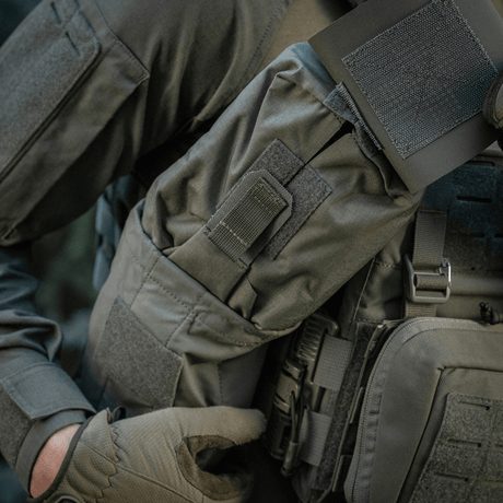 M‑Tac Medic Pouch Vertical Large Elite montert på taktisk vest for sikker oppbevaring av medisinsk utstyr i Cordura 500D-materiale.
