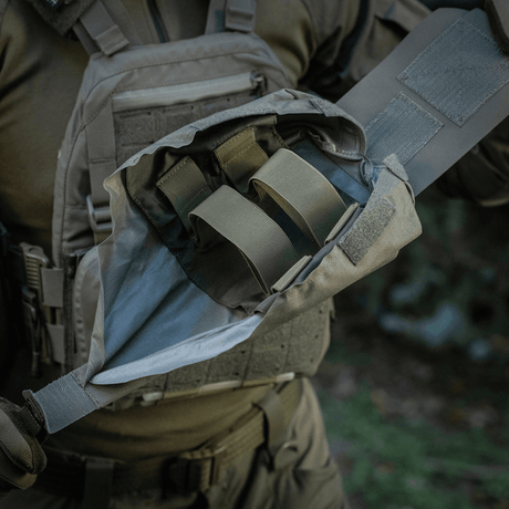 M‑Tac Medic Pouch Vertical Large Elite åpen, viser indre rom med IFAK-organizer laget av Cordura 500D for sikker oppbevaring av førstehjelpsutstyr.