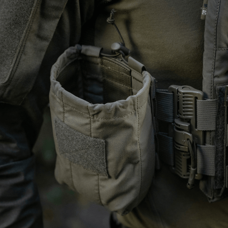 M‑Tac Medic Pouch Vertical Large Elite festet til taktisk vest for enkel tilgang til førstehjelpsutstyr i robust Cordura-materiale.