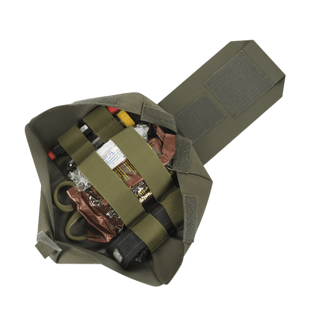 M‑Tac Medic Pouch Vertical Large Elite med elastiske lommer fylt med førstehjelpsutstyr, laget av slitesterkt Cordura 500D.