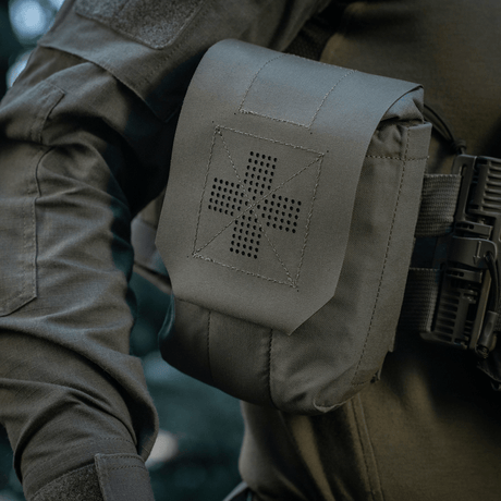 M‑Tac Medic Pouch Vertical Large Elite festet på uniform, laget av slitesterkt Cordura 500D og Cordura Squadron-materiale.