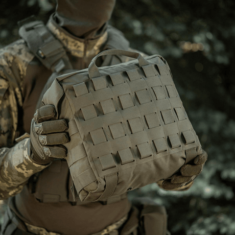 M-Tac Pouch Sukharka Gen.3 XL holdt av soldat i kamuflasjedrakt, med MOLLE-system og laget av slitesterkt Cordura 500D.