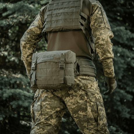 M-Tac Pouch Sukharka Gen.3 XL montert på kamuflasjeuniform i skogmiljø.