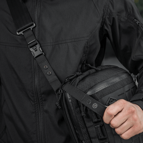 M-Tac Tablet Bag Laser Cut Hex bæres av person, viser Cordura-materiale og Laser Cut MOLLE-design, egnet for EDC, dokumenter og nettbrett.