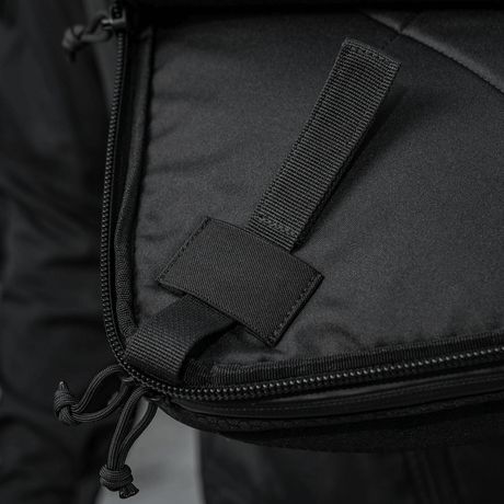 Detalj av M-Tac Tablet Bag Laser Cut Hex med glidelås og håndtak, laget i Cordura-stoff.