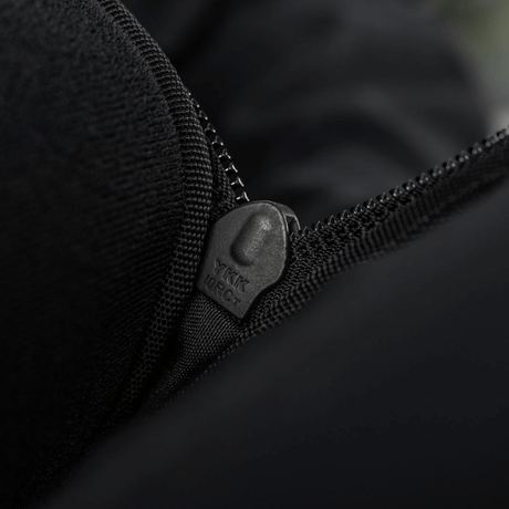 Detalj av glidelås på M-Tac Tablet Bag Laser Cut Hex med YKK-glidelås, sikrer høy kvalitet og holdbarhet i Cordura-materiale.