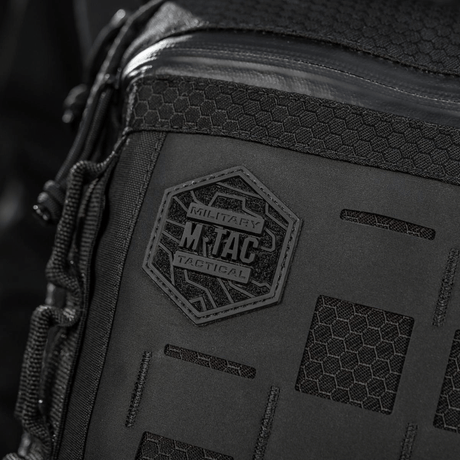 M-Tac Tablet Bag Laser Cut Hex med robust hex-design og Laser Cut MOLLE-panel for EDC og skjult bæring. Laget i slitesterkt Cordura.