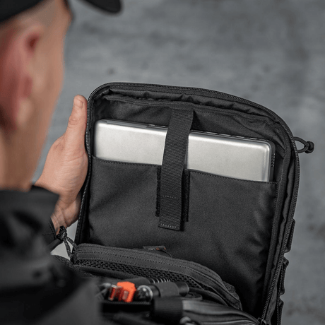 Person åpner M-Tac Tablet Bag Laser Cut Hex med nettbrett inni, viser rom for hurtig tilgang og dokumenter.