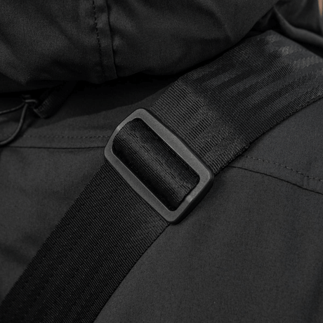 Nærbilde av M-Tac Tablet Bag Laser Cut Hex med robust skulderrem og spenne i svart Cordura-materiale.