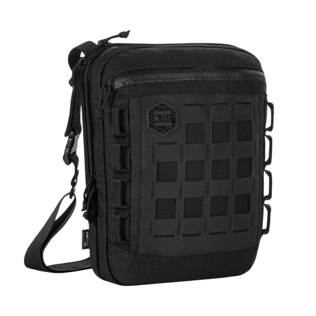 M-Tac Tablet Bag Laser Cut Hex i svart med Cordura-materiale, Laser Cut MOLLE-panel og robust hardware for EDC og tabletop-oppbevaring.