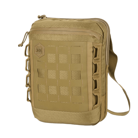 M-Tac Tablet Bag Laser Cut Hex i sandfarget Cordura med Laser Cut MOLLE-panel og raskt adgangsrom, ideell for EDC og nettbrettoppbevaring.